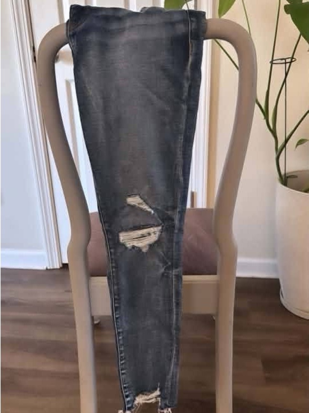 Distressed Women's Dark Gray Skinny Jeans